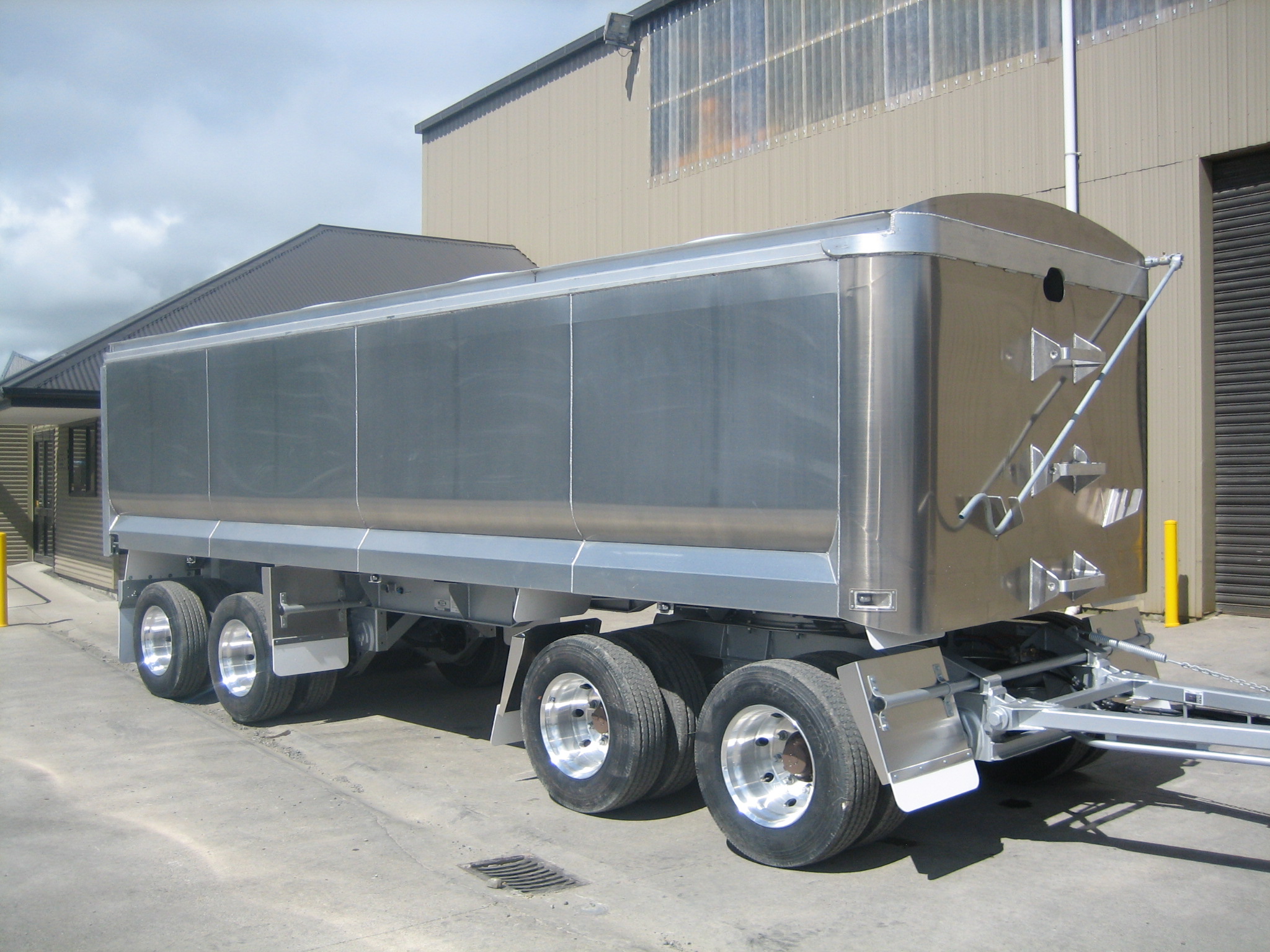 TES - Transport Engineering Southland | 4 Axle alloy | Bathtub trailer